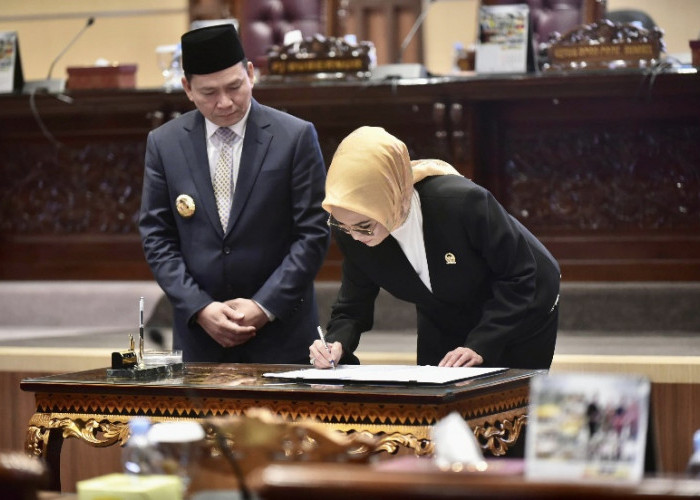 Pj Gubernur  dan  Ketua DPRD Sumsel Tandatangani Keputusan Bersama Raperda Pertanggungjawaban Pelaksanaan APBD