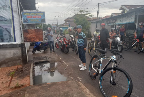 Tindak Lanjut Laporan Warga Pj Bupati Apriyadi Cek  Drainase Mampet di Jalan Merdeka Sekayu 