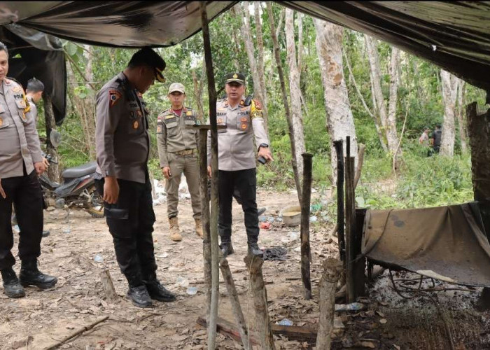 Giliran Pemilik Sumur Minyak Ilegal di Tanjung Dalam Keluang Bongkar Secara Mandiri, Disaksikan Kapolres