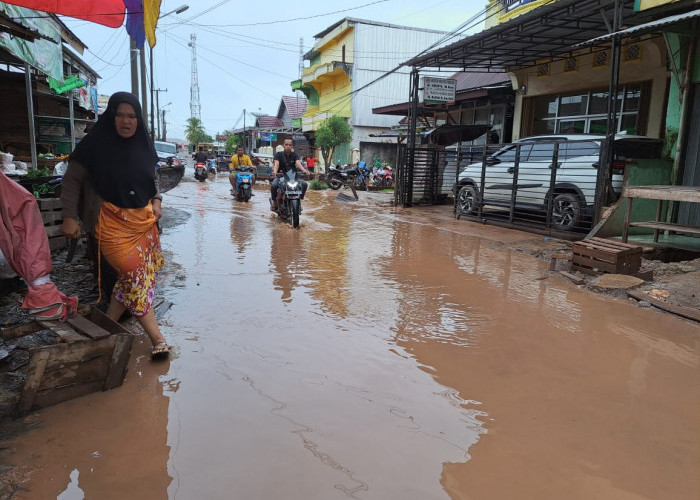 Atasi Banjir di Jalan Simpang Puskesmas, Ini Langkah Yang Diupayakan Pihak Kelurahan Sungai Lilin