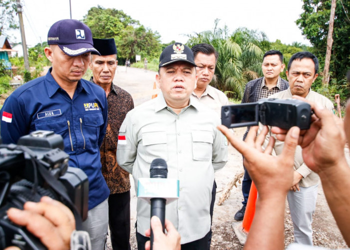 Pj Bupati Sandi Fahlepi Blusukan, Komitmen Tuntaskan Infrastruktur Jalan Pasca Banjir 
