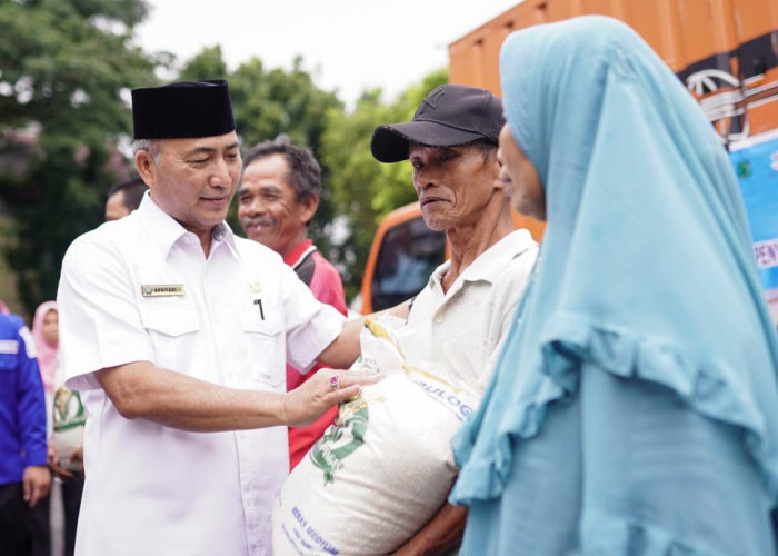 Pemkab Muba Salurkan 390 Ton Beras untuk Warga Prasejahtera di Muba