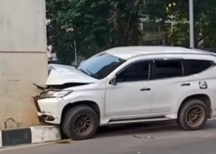 Pajero Sport Asal Yogyakarta Tabrak Tiang LTR di Kota Palembang