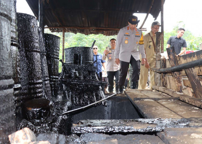 Tempat Penyulingan Minyak Illegal di Bayung Lencir Muba Ditertibkan, Kapolda Sumsel Tinjau Langsung