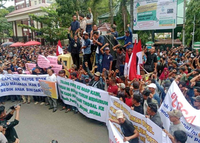 Gelar Aksi di Kantor Gubernur Ribuan Massa Penambang Minyak Muba Turun Ke Palembang, Ini Tuntutan nya 