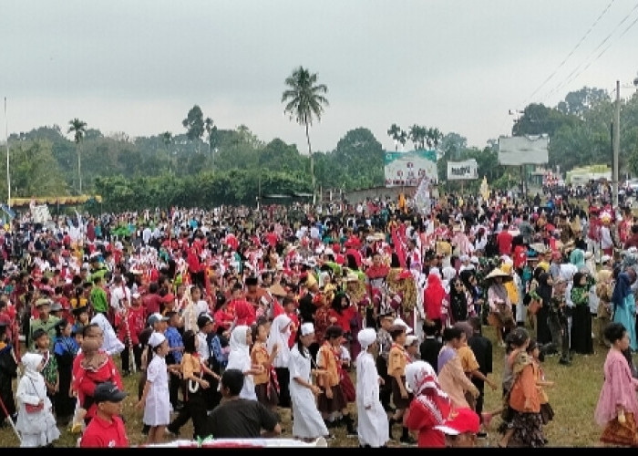 Ribuan Massa Padati Lapangan Sepakbola di Sanga Desa, Ada yang Bawa Senapan Laras Panjang Hingga Meriam