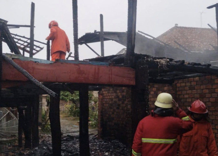 Kebakaran Hanguskan 1 Rumah di Desa Rantau Sialang, Damkar Muba Berhasil Padamkan Api  