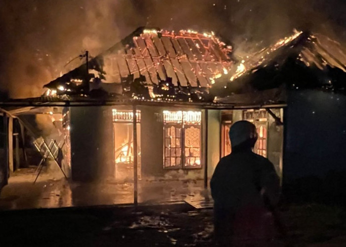 Rumah Warga Bayung Lencir Terbakar Malam Hari, Respons Cepat Petugas Cegah Korban Jiwa