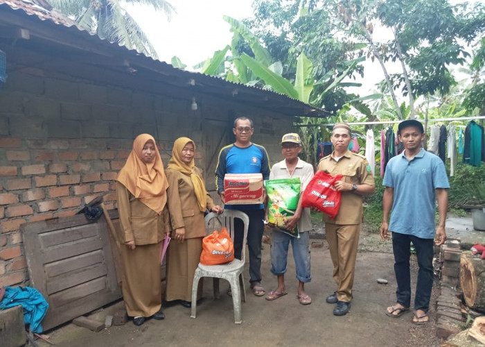 Rumah Warga Rimba Ukur Tertimpa Pohon Pao, Dinsos Salurkan Bantuan