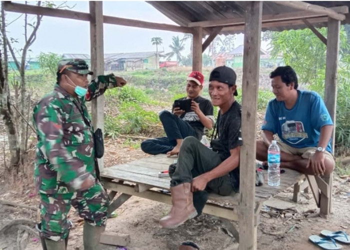 Babinsa Koramil Bayung Lencir Ajak Masyarakat Selalu Jaga Kebersihan Lingkungan