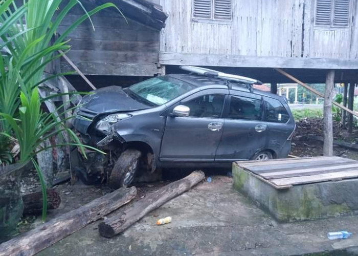 Toyota Avanza Hantam Rumah Warga di Tikungan Pangeran Ngulak III, Begini Kondisinya