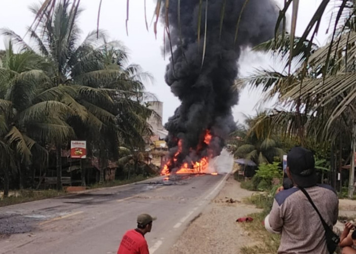 Mobil Tangki Minyak Terbakar di Jalintim Bayung Lencir, Lalu Lintas Palembang - Jambi Sempat Lumpuh 