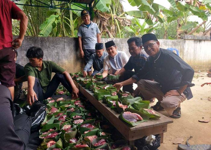 Patuhi Himbauan Pj Bupati Muba, Panitia Bagikan Daging Kurban Tanpa Kantong Plastik