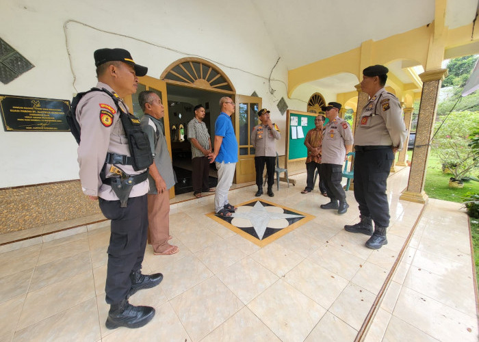 Aparat Personil Polres Muba Berikan Pengamanan Perayaan Jum'at Agung di Seluruh Gereja di Muba