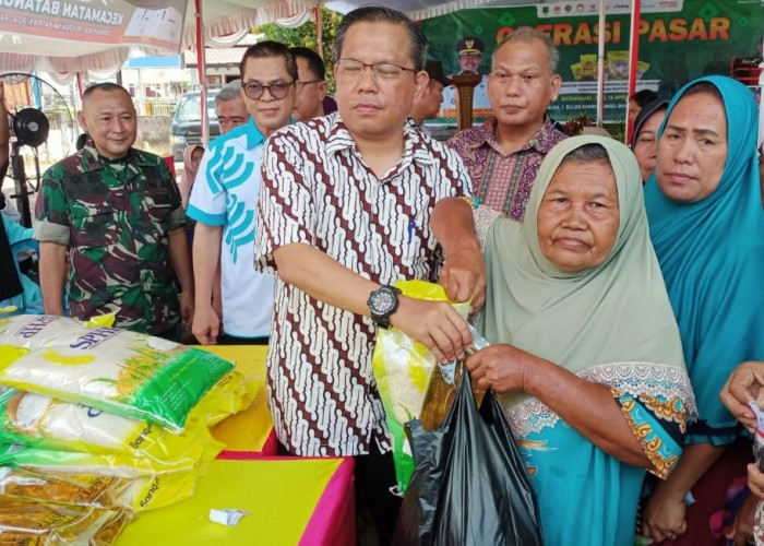 Warga Batanghari Leko Sumringah, Paket Sembako dan Gas Subsidi Diserbu Saat Operasi Pasar Murah