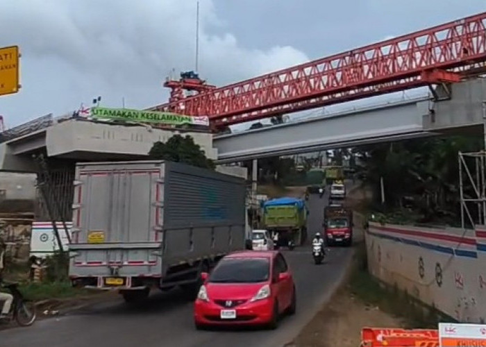 Proyek Tol Betung–Jambi Masuki Tahap Krusial, Girder Jembatan Mulai Terpasang di Jalintim Palembang–Jambi