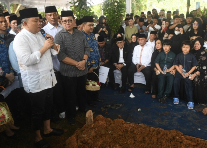 Azan Terakhir Sang Putra Iringi Pemakaman H. Alex Noerdin di TPU Kebun Bunga Palembang