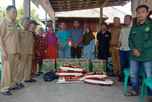 Serahkan Bantuan ke Korban Kebakaran Ulak Teberau 