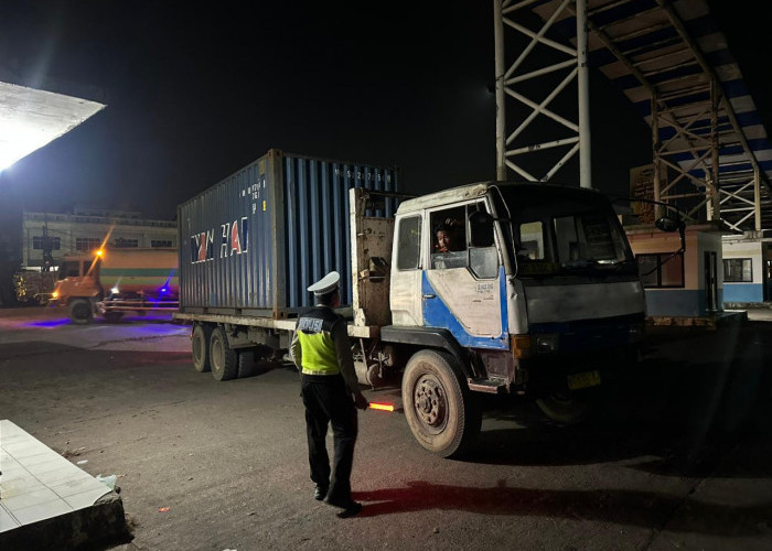 KRYD Pasca Lebaran, Polisi 'Saring' Truk ODOL di Gerbang Palembang