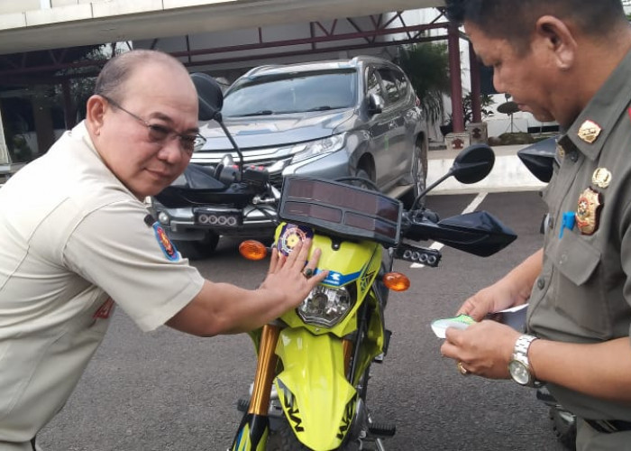 Beri Contoh, Sepeda Motor Personil Satpol PP Musi Banyuasin Dipasangi Stiker