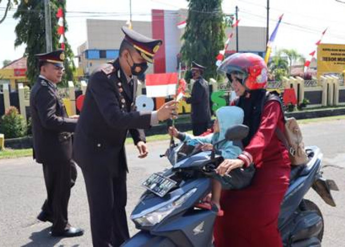 Stop Pengendara, Bagikan Bendera dan Telok Abang 