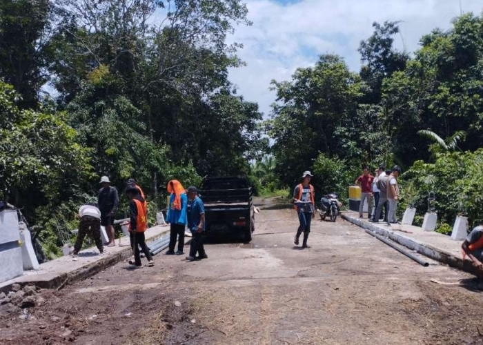 Dinas PUPR Muba Gerak Cepat, Perbaiki Jembatan yang Rusak di Sanga Desa