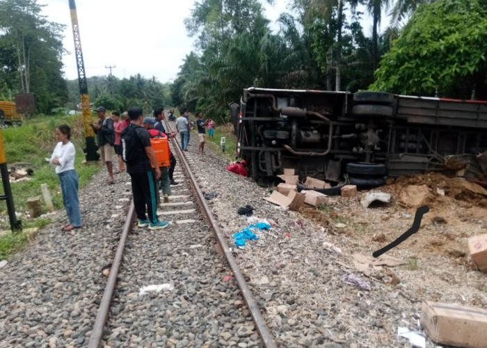 Bus AKAP Dihantam KA BBM di Perlintasan tanpa Palang Pintu, 8 Penumpang Terluka