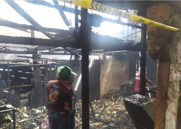 Diduga Gara-gara Tabung Gas Elpiji, Rumah Bedeng di Kota Palembang Hangus Terbakar