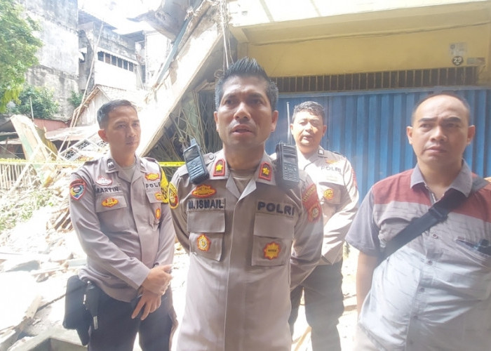 Polisi Selidiki Penyebab Ambruknyo Ruko 3 Lantai di Kota Palembang