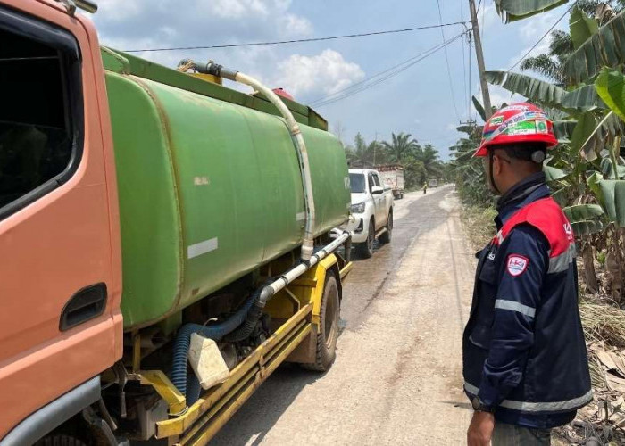 Keluhan Warga Soal Debu Jalan Talang Siku Ditindaklanjuti, PT HKI Turunkan Mobil Tangki Lakukan Penyiraman