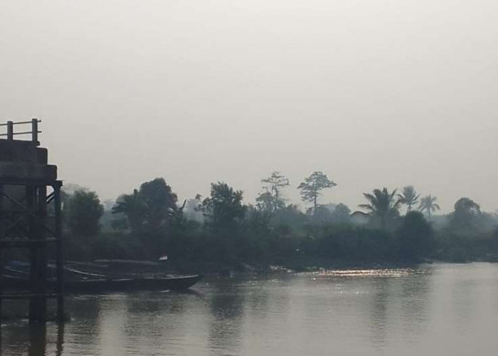Dihantam Ponton, Jembatan Desa di Banyuasin Roboh