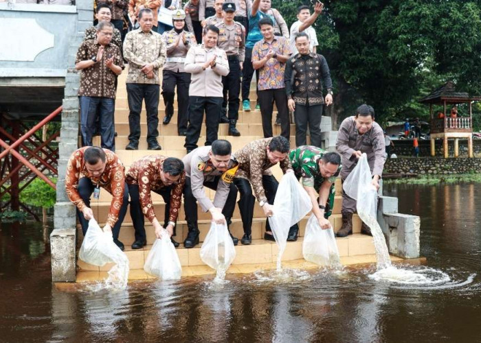 Pemkab dan Polres Muba Tebar Seratus Ribu Bibit Ikan di Danau Ulak Lia 