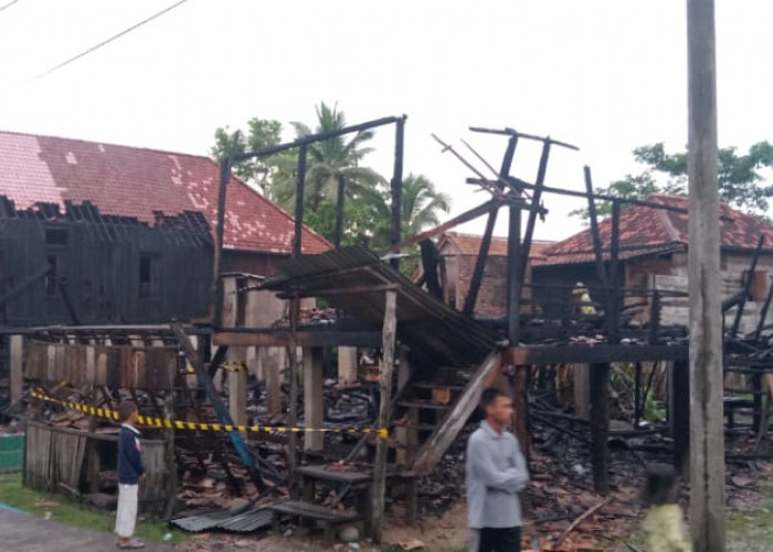 Disambar Petir, Tiga Rumah di Petaling Hangus Terbakar 