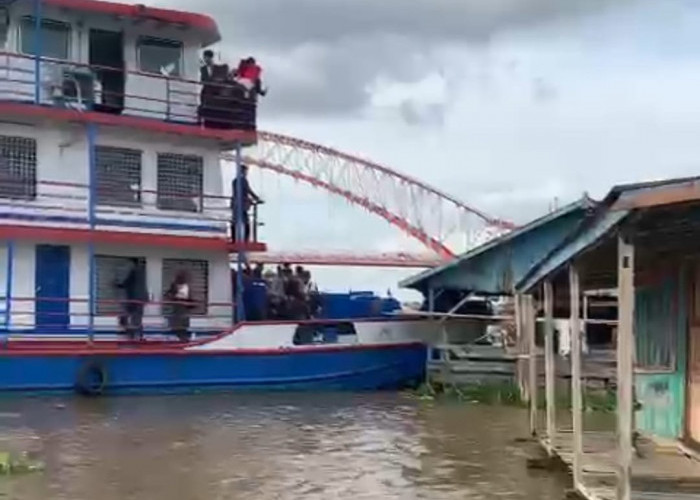Detik-detik Menegangkan Saat Kapal Sigentar Alam Tabrak Rumah Rakit di Perairan Sungai Musi Palembang