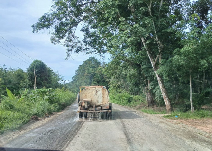 Sempat Rusak Terdampak Banjir, Jalan Sukarami - Tanah Abang Mulai Diperbaiki