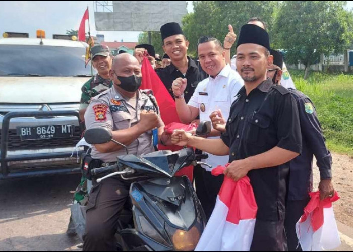 Sukseskan Gerakan Pembagian 10 Juta Bendera Merah Putih, Forkopimcam dan BPD Se Kecamatan Sungai Lilin Bagikan