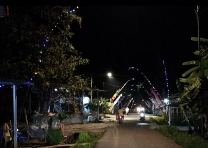 Kelurahan Ngulak Sanga Desa Jadi Meriah! Warga Kompak Pasang Lampu Warna-Warni Dimomen HUT RI ke-80
