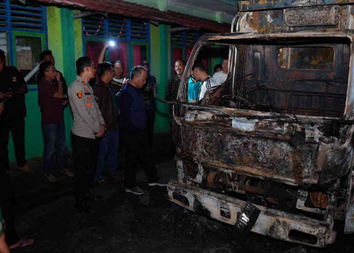 Pastikan Keselamatan Warga, Pj Bupati H Apriadi Tinjau Langsung Kebakaran Mobil Terbakar di Bailangu Timur 