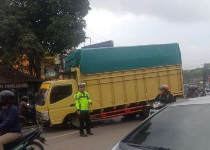 Truk Rusak Hingga Sebabkan Kemacetan, Saat Diperiksa Ternyata Bermuatan Minyak Ilegall