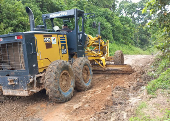 Respon Cepat Pj Bupati H. Apriyadi Turunkan Alat Berat Perbaiki Jalan di Jirak Jaya