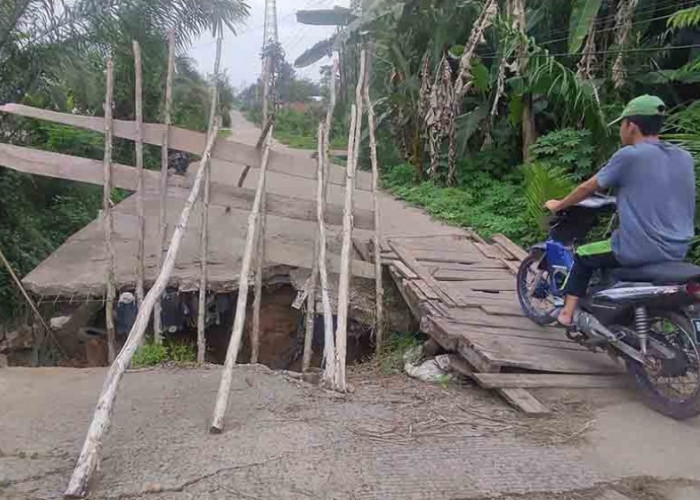Ambruk Sejak Akhir Tahun Kemarin, Jembatan di Banyuasin Ini Tak Kunjung Diperbaiki