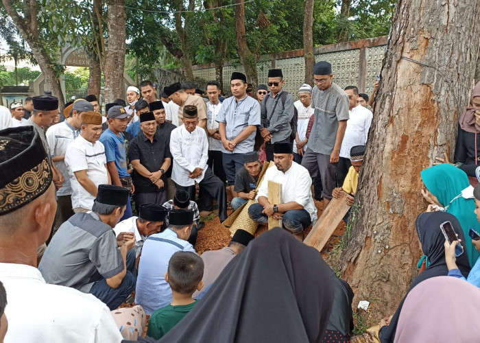 Pj Bupati Apriyadi Antar Langsung Mendiang Wakil Ketua Baznas Muba ke Pemakaman