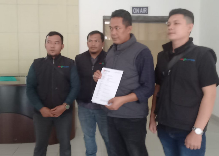 Diduga Lakukan Politik Uang di 2 Lokasi Kampanye, Paslon Toha-Rohman Dilaporkan ke Bawaslu Sumsel