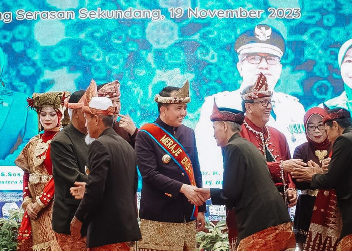 Pj Gubernur Sumsel dan Pj Ketua PKK Sumsel Mendapat Gelar Adat di Muara Enim