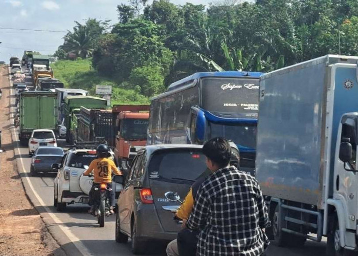 Efek Domino Kemacetan, Arus Kendaraan dari Jambi Tersendat di Sungai Lilin