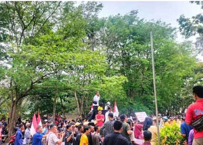 Warga Demo di DPRD Kabupaten Banyuasin, Tuntut PJ Bupati Diganti