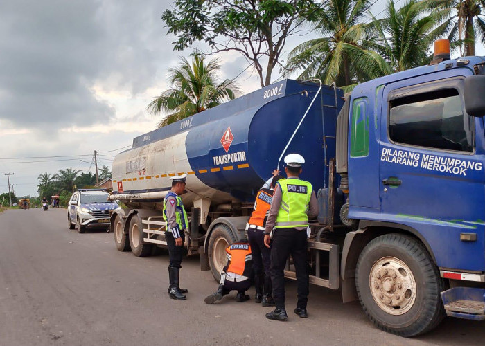 Dishub dan Satlantas Polres Muba Tertibkan Kendaraan Over Tonase, di Jalan Sungai Lilin - Keluang