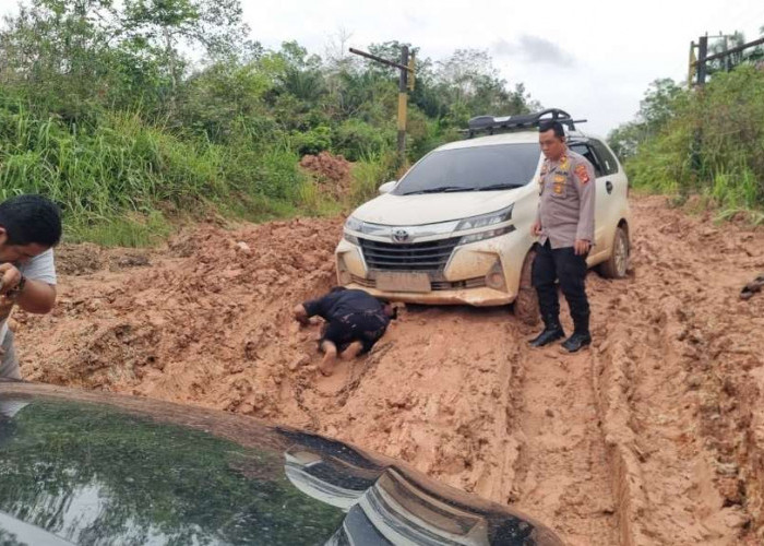 Akibat Jalan Rusak, Ibu Warga Tungkal Ilir Banyuasin Ini Nyaris Lahiran di Jalan, Untung Dibantu Polisi