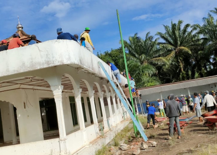 Warga Mekar Jadi Gotong Royong Bongkar Bangunan Masjid Lama