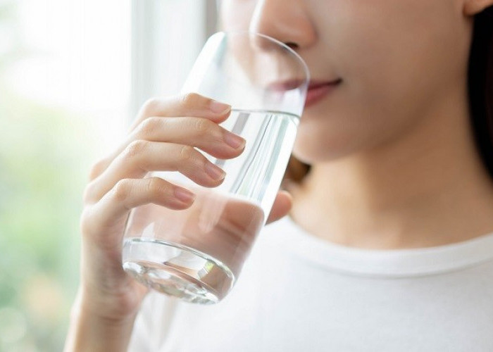 Benarkah Minum Air Putih Sebelum Tidur Bisa Bikin Ginjal Rusak?Ini Jawaban Ahli Naturopati dr Cahyono